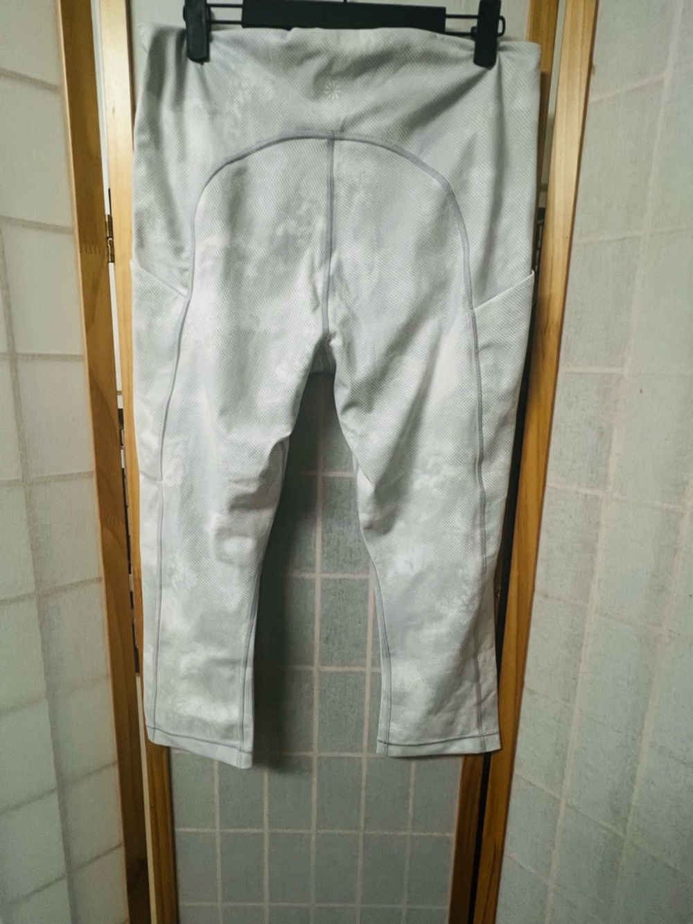 ATHLETA Ultimate Stash Pocket Capri Leggings Gray Print Size L Athletic Yoga - Picture 2 of 5